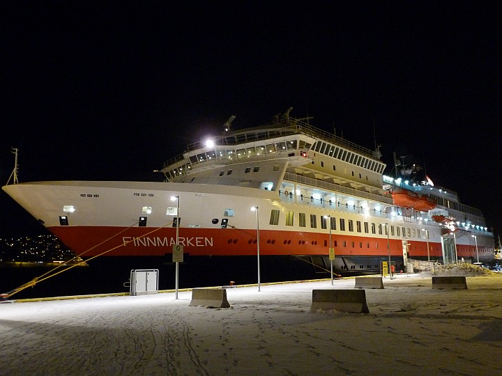 Hurtigrutenschiff im Hafen von Tromsø