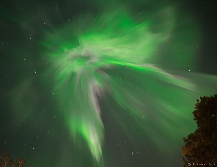 Polarlicht-Korona über dem Menesjärvi